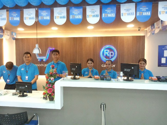 Karyawan Toko Electroinic City siap melayani konsumen di Pekanbaru, Riau