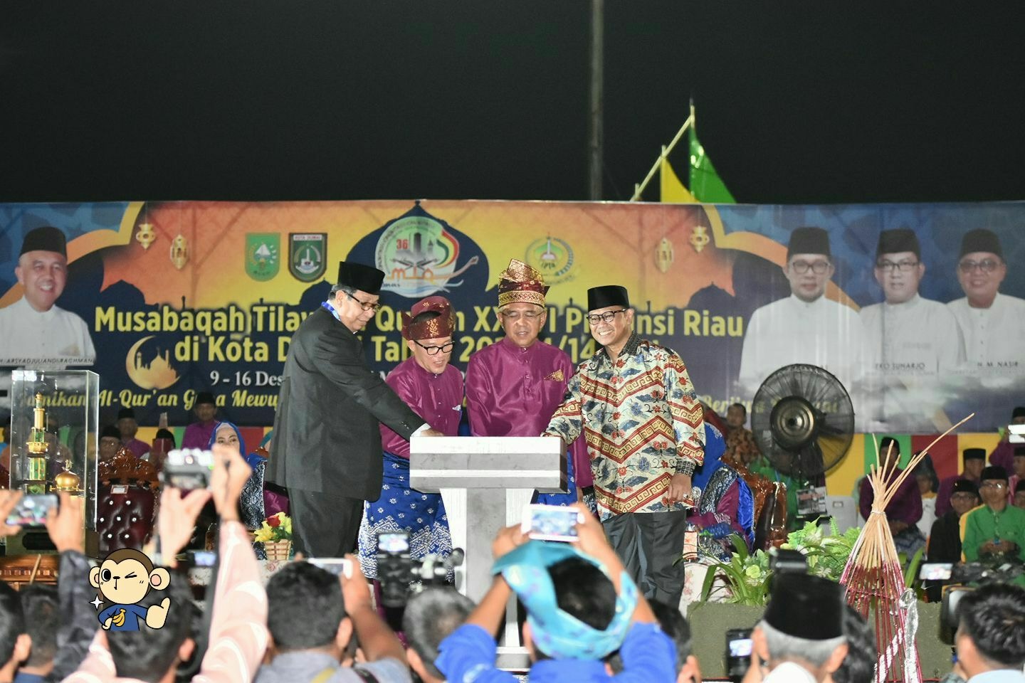 Gubernur Riau didampingi Walikota Dumai menekan tombol serine sebagai tanda dibukanya MTQ Riau XXXVI di Kota Dumai, Minggu akhir pekan kemarin.