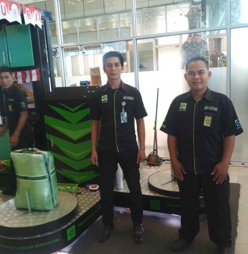 Pekerja Securitech Wrapping siap melayani pengemasan atau membungkus barang bawaan penumpang di salah satu bandara. Foto Ist