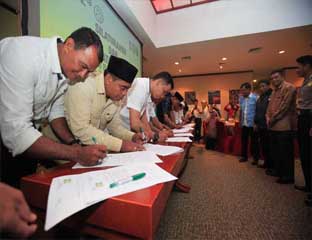 20 Kepala Desa tengah menandatangani MoU kesepakatan untuk bergabung dalam program Desa Bebas Api 2016 di Hotel Unigraha, Pangkalan Kerinci. 