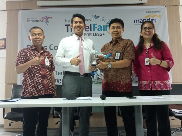 GM Garuda Indonesia Branch Office Pekanbaru, Agung Anugrah (2 kanan) dan Kurnia Utama Hasibuan selaku Vice President Bank Mandiri Area Pekanbaru (2 kiri) foto bersama usai memberikan keterangan kepada awak media