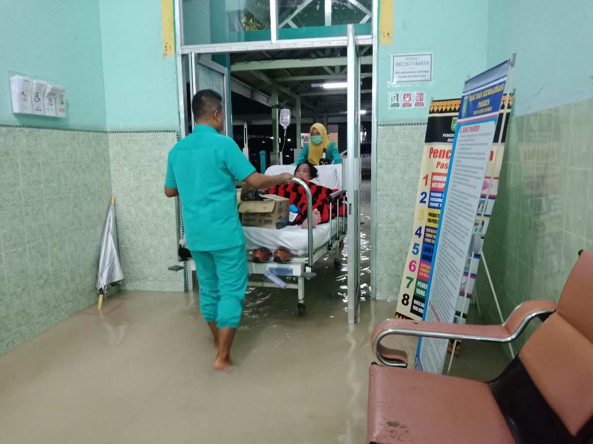 Banjir di RSUD Kota Dumai membuat sebagian pasien dipindahkan.