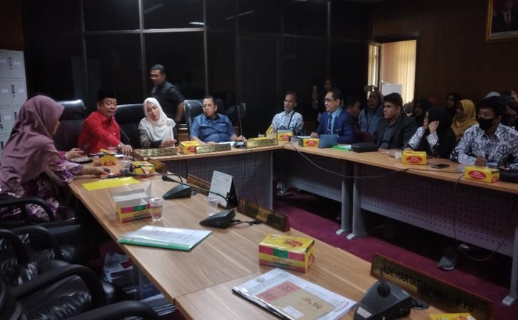 Pertemuan Komisi V DPRD Riau dengan Forum Guru PPPK Riau.(foto: int)