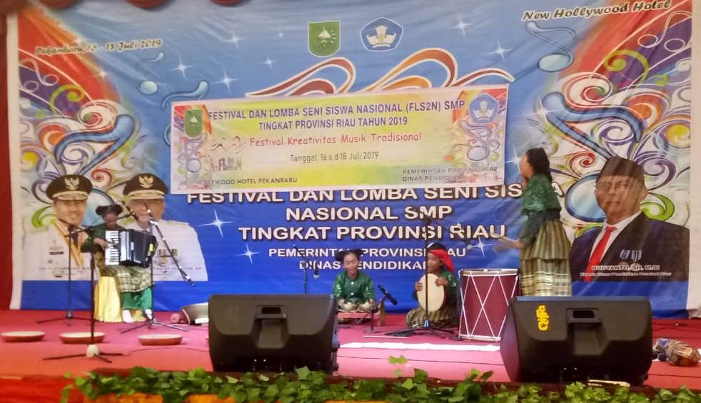 Siswi SMP dari Kuansing saat tampil membawakan musik kreasi pada ajang FLS2N SMP Tingkat Provinsi.