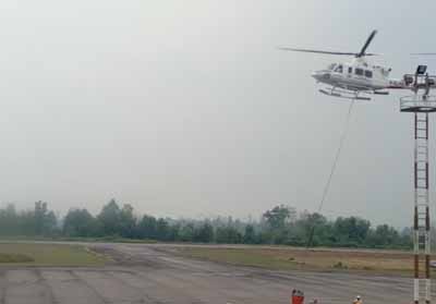 Helikopter milik KLHK bersiap melakukan water bombing memadamkan Karhutla di Dumai.