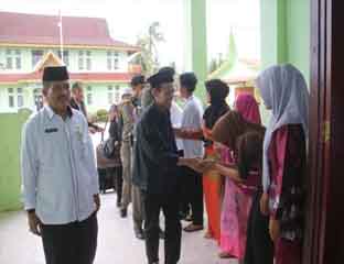 Wabup Pelalawan Drs H Zardewan MM menyalami masyarakat Kuala Kampar yang menyambutnya saat tiba di kecamatan tersebut dalam rangkaian safari Ramadan Pemkab Pelalawan 1437 H.