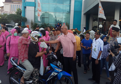 Pejabat Sementara (Pjs) Bupati Kabupaten Indragiri Hilir (Inhil), Rudyanto bagikan takjil gratis.