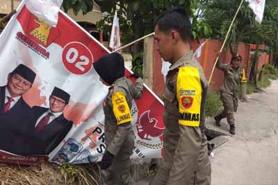  Satpol PP Pekanbaru menurunkan tiga pleton personel ke lapangan bersama tim gabungan guna tertibkan APK.