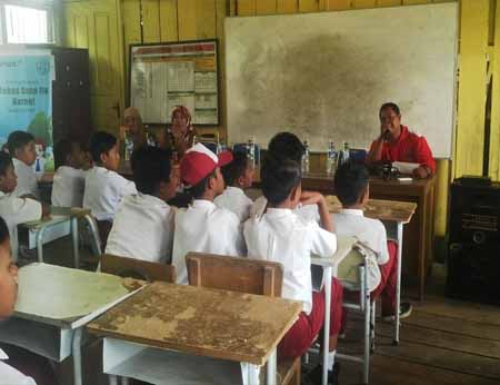 Seorang Crew leader FFVP dari Desa Teluk Meranti, Pelalawan, Asparoni sedang melakukan sosialisasi di sekolah. Kegiatan ini merupaka upaya pendekatan kepada anak-anak untuk mencegah karhutla sejak dini.