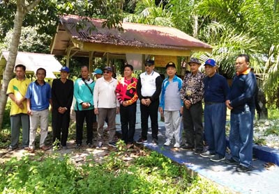   Wagubri H.Edi Natar Nasution, bersama Sekda, Kades serta masyarakat, saat mengunjungi makam Suri Andung Jati di Desa Rambah Tengah Barat, Rambah.