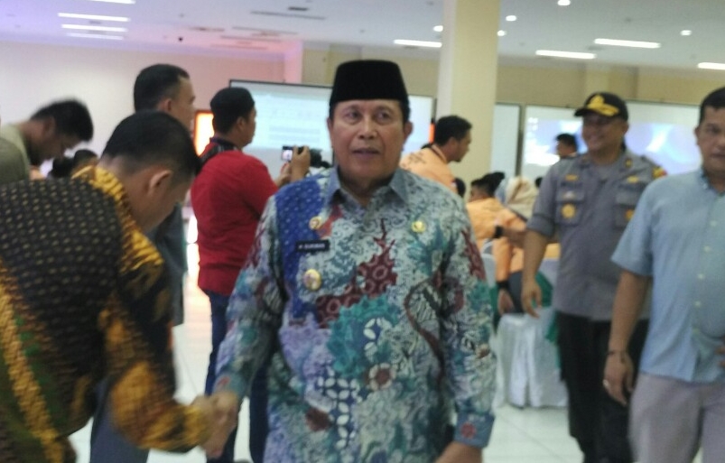 Bupati Sukiman melihat pelaksanaan rekapitulasi penghitungan suara Pemilu yang dilakukan KPU Rohul di Hotel Sapa Dia Pasir Pangaraian