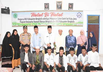 Foto bersama usai acara Halal bi Halal sekaligus pelepasan calon santri ke pulau Jawa.