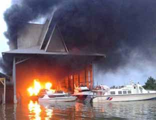 Speedboat milik Pemerintah Kabupaten Bengkalis saat terbakar di gudang parkiran.