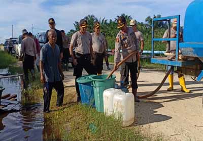  Kapolres Rokan Hilir, AKBP Sigit Adiwuryanto SIK MH pimpin pengumpulan air bersih untuk disalurkan kepada warga