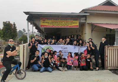 Foto bersama tim The Premiere Pekanbaru dengan anak-anak Panti Asuhan Anugrah.