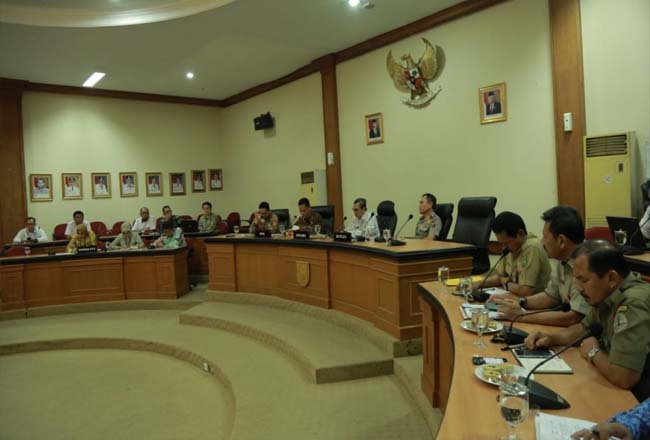  Pertemuan Pemprov Riau dengan anggota Komite II DPD RI, di Ruang Rapat Kenanga Kantor Gubernur Riau, Senin (11/11/2019). 