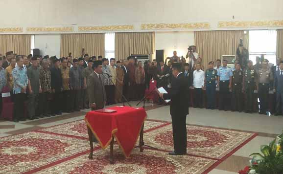 Gubernur Riau (Gubri) Syamsuar, lantik Yan Prana Jaya sebagai Sekretaris Daerah (Sekda) Provinsi Riau, Jumat (22/11/2019) sore di Balai Serindit.