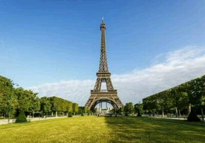 Menara Eiffel di Paris.