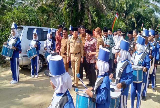  Bupati Sukiman, disambut meriah itongan marching band setibanya di lokasi acara, dan menyerahkan bantuan ke sejumlah masjid di Desa Mahato dan 8 desa pemekaran lainnya.
