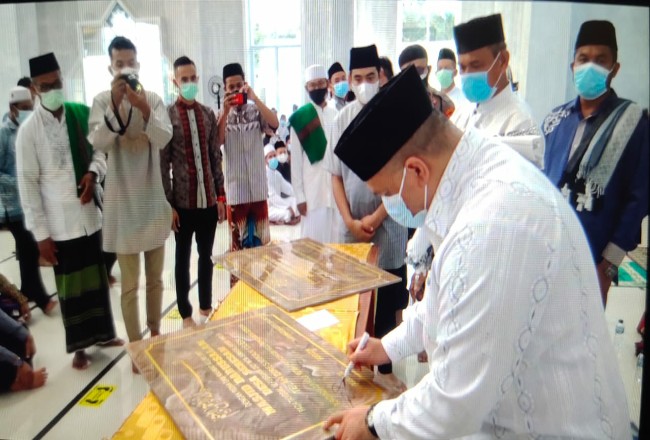 Penandatanganan prasasti oleh Bupati Inhu Yopi sebagai tanda telah diresmikannya Masjid Darussalam serta TPQ Desa Seresam.