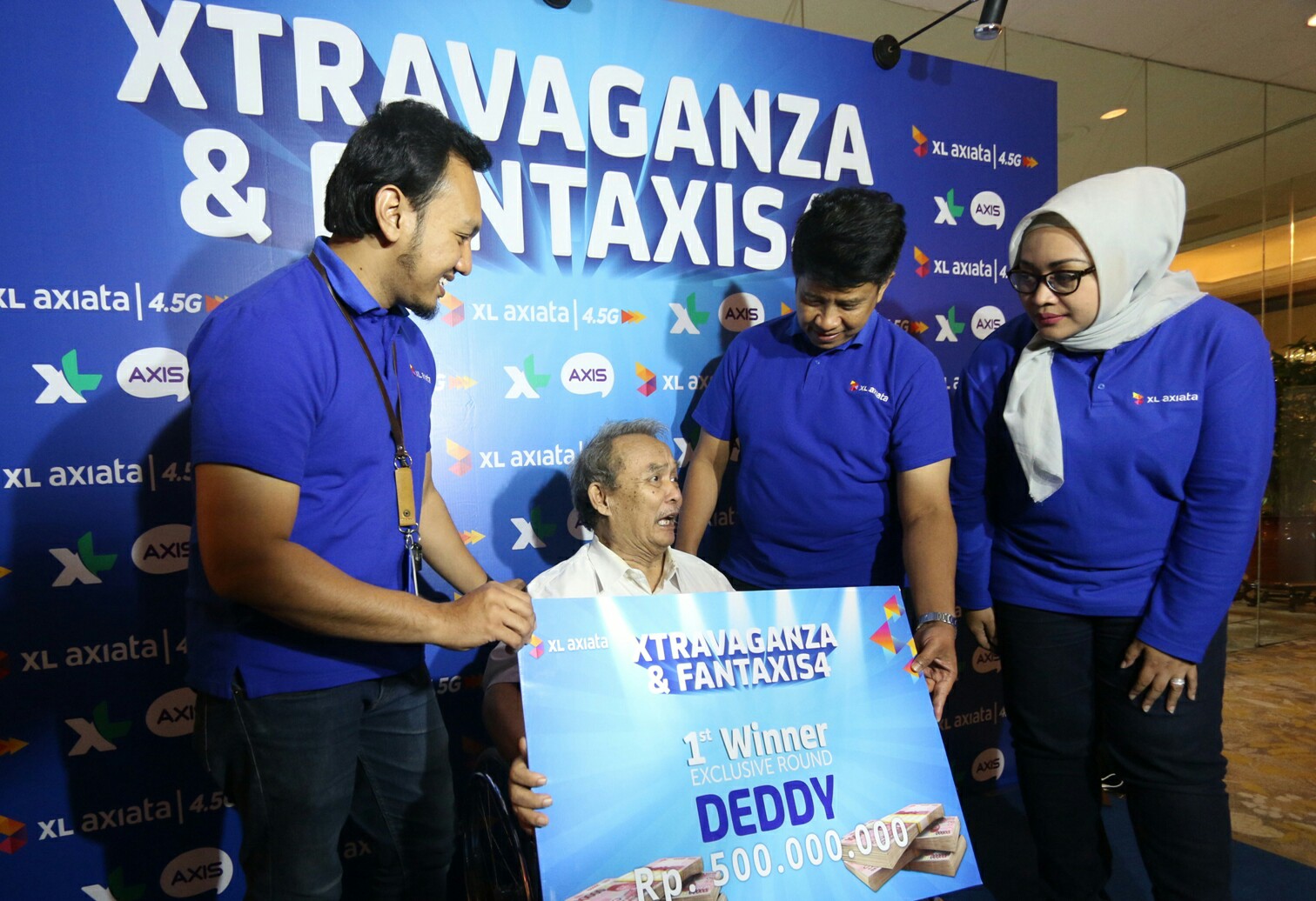 Penyerahan hadiah kuiz Xtravaganza dan FantAxis periode ke-4  di Jakarta. 