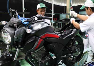  Karyawan AHM sedang merakit sepeda motor New Honda CB150 Verza yang dilakukan di plant Dawuan, Karawang – Jawa Barat.