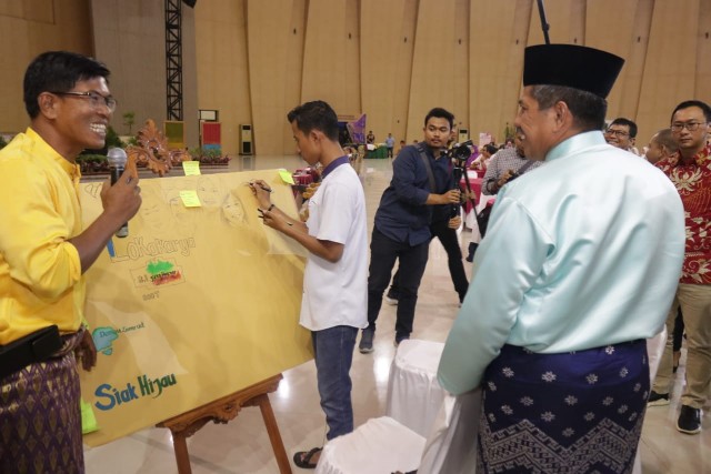 Bupati Siak Alfedri menghadiri lokakarya bisnis lestari dalam konteks acara Siak Hijau rangkaian Festival Kabupaten Lestari tahun 2019. 