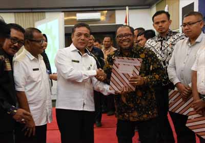  Kepala Disnakertrans Provinsi Riau Rasidin Siregar menyerahkan Penghargaan Zero Fatality diterima oleh Pjs. HSSE Manager Pertamina RU II Dumai Siswanto.