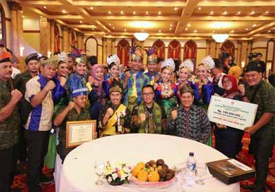 Bupati Siak Syamsuar dan Menpora Imam Nahrowi foto bersama peserta lainnya usai terima penghargaan.