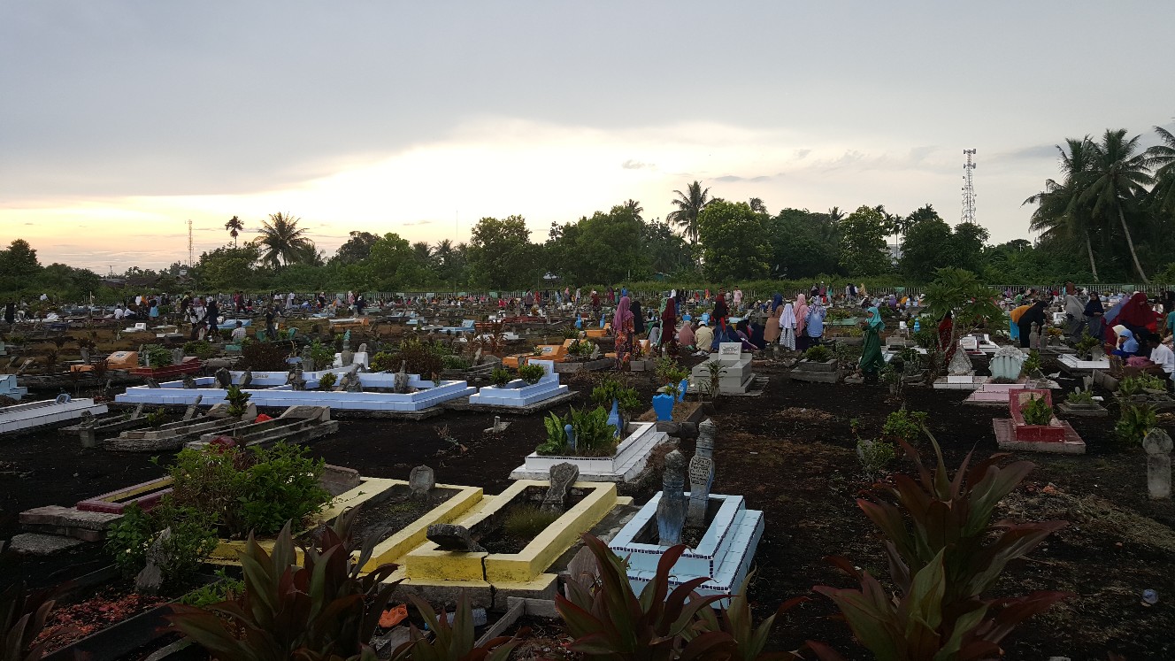 Tempat Pemakaman Umum (TPU) Kubur Baru di Jalan Pusara, Kelurahan Selatpanjang Timur ramai dikunjungi peziarah.