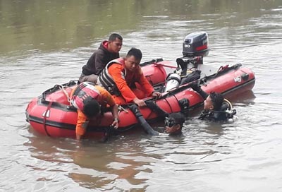 Tim Basarnas Rohul terus lakukan pencarian terhadap pelajar tenggelam, Aldo, yang hanyut dan tenggelam terserat arus Sungai Rokan saat mendi dengan rekan rekannya.