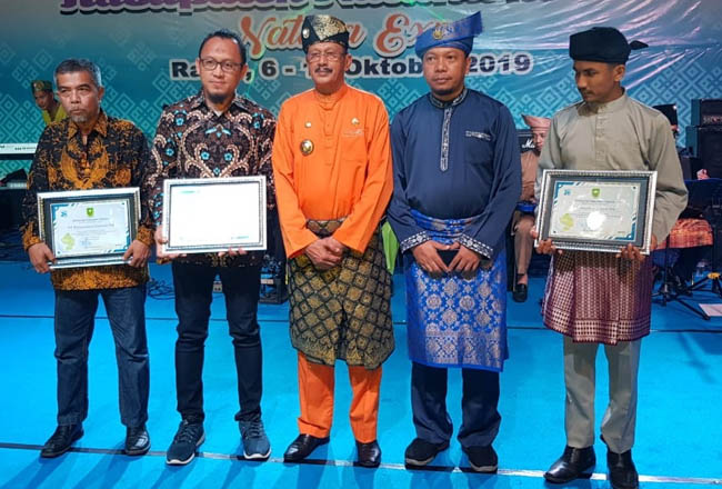 Bupati Natuna, H Abdul Hamid Rizal, M.Si berfoto bersama kepada para penerima penghargaan pada momen HUT ke-20 Kabupaten Natuna