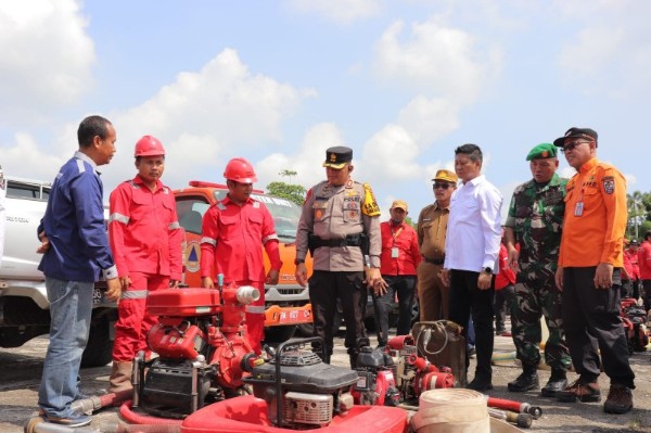 Kapolres Pelalawan AKBP Suwinto mengecek sarana dan prasarana penanganan Karhutla (foto/andi)
