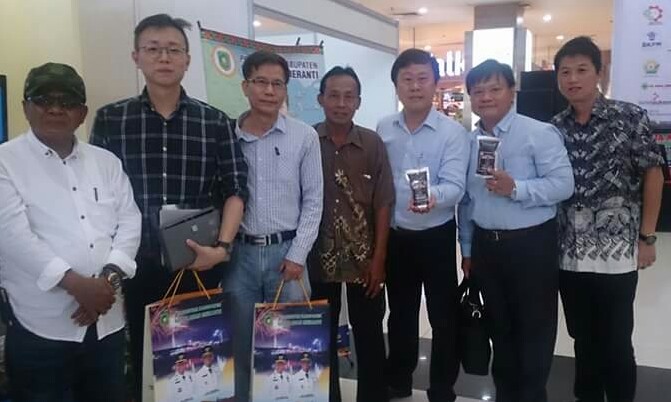 Perwakilan perusahaan asal Singapura berkunjung ke Stand Pameran Kabupaten Kepulauan Meranti di Batam