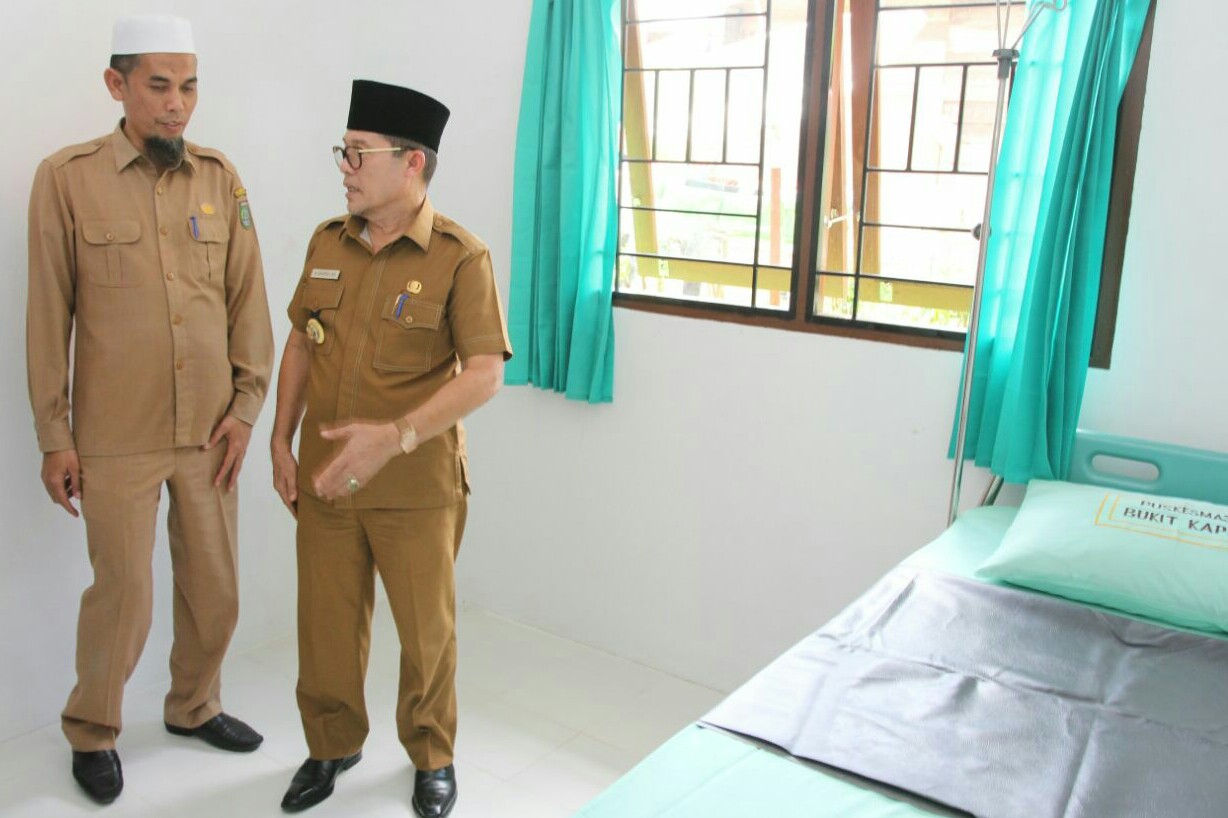 Walikota Dumai H Zulkifli AS didampingi Kepala Dinas Kesehatan Kota Dumai H Paisal meninjau ruang rawat Puskesmas Bukit Nenas yang baru di resmikan.