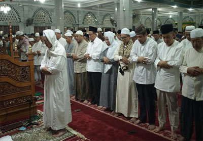 Puluhan ribu umat muslim salat berjamaah di Masjid Agung Al-Huda Tembilahan.