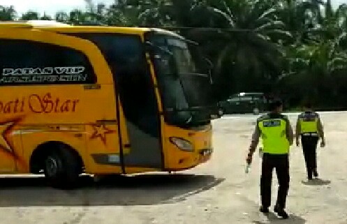 Polantas Siak mengawal bus yang mengangkut pemudik.
