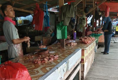 Pedagang ayam potong di pasar Rakyat di Kuansing terlihat sepi pembeli.