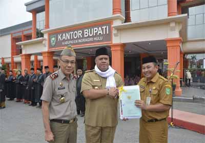 Kepala BPN Inhu saat menyerahkan 28 sertifikat kepada Bupati Inhu H. Yopi Arianto SE.