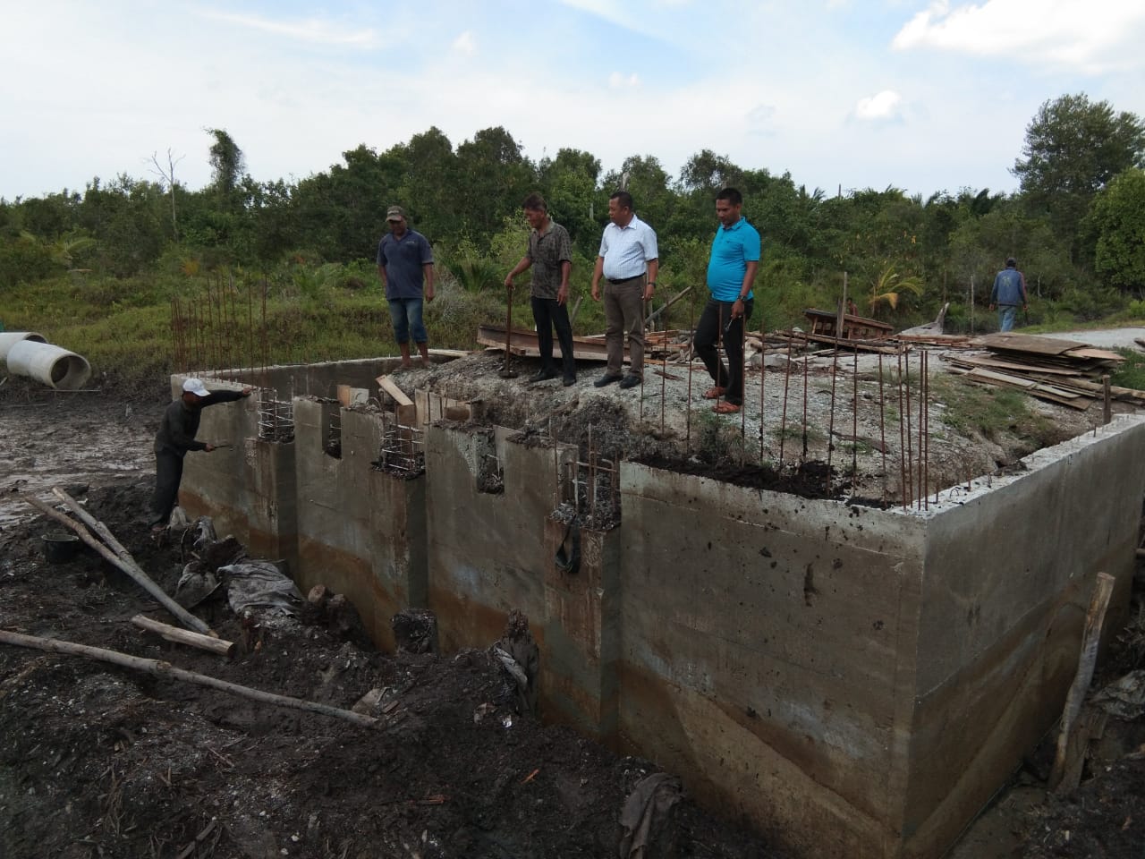  Suasana pembangunan jembatan Desa Tanjung Padang, Kecamatan Merbau, Kabupaten Kepulauan Meranti beberapa waktu lalu.