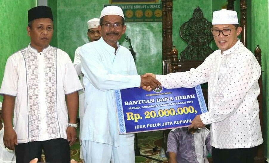 Walikota Dumai Serahkan Bantuan Rp 20 Juta Untuk Masjid Al Hidayah Kelurahan Ratu Sima dalam agenda safari ramadhan Senin malam kemarin (21/5/2018). FOTO: Humas