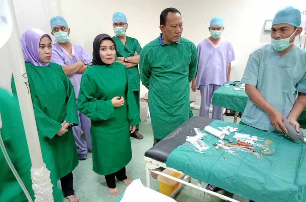 Kadinkes dr Bambang, Owner RS Surya Insani Evi, melihat prosesi operasi bibir sumbing bagi 28 anak di Rohul.