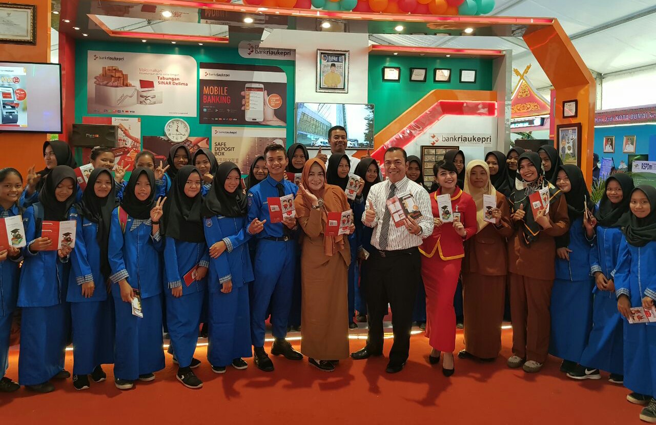 Pemimpin Bank Riau Kepri Cabang Dumai Bobby Ferdian (tengah) foto bersama pelajar usai memberikan edukasi produk dan layanan Bank Riau Kepri di Stand Bank Riau Kepri.