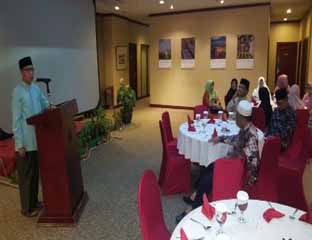 Ketua Majelis Kemajuan Pelalawan (MKP) Kabupaten Pelalawan,  H M Nasir memberikan kata sambutan saat acara berbuka puasa bersama dengan manajemen RAPP di Unigraha Hotel, Jumat (24/6).