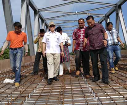   Walikota Dumai Drs H Zulkifli AS  MSi didampingi SKPD terkait meninjau proges pembangunan Jembatan Suka Damai. 