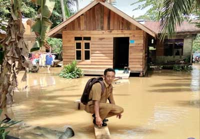  Kades Siduda Nasrun Arsyad saat mengecek lokasi rumah warga yang terkena banjir.