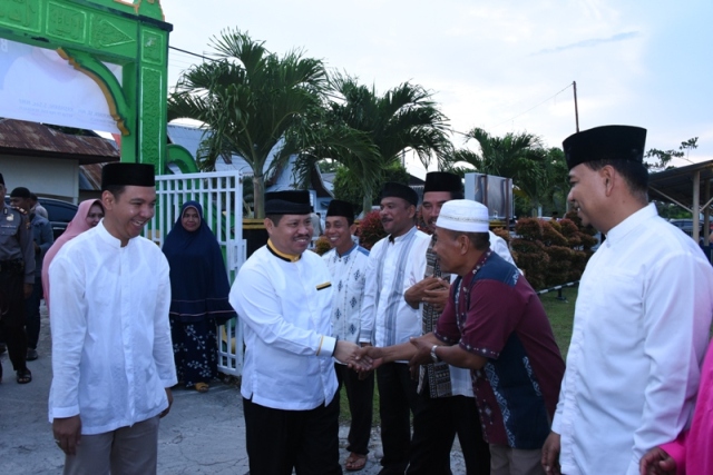 Bupati Bengkalis Amril Mukminin ketika menghadiri safari ramadhan di Masjid Al Mizan Kecamatan Bukit Batu