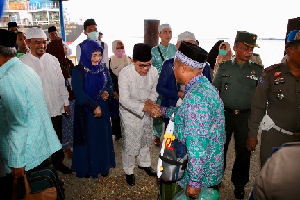 Walikota Dumai H Zulkifli AS didampingi Istri menyambut kedatangan Jema’ah Haji Kota Dumai di Pelabuhan Penumpang Pelindo I Dumai.