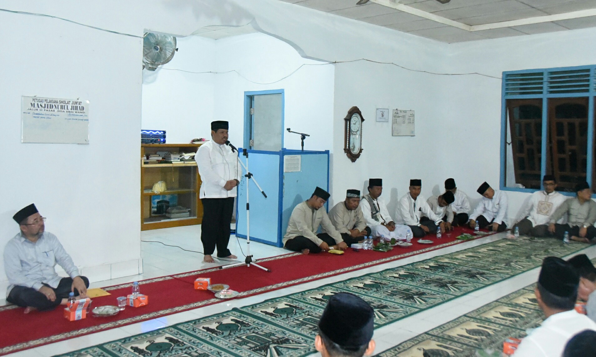 Bupati Amril menyampaikan sambutan di hadapan jamaah Masjid Nurul Jihad Desa Serai Wangi Kecamatan Talang Muandau.