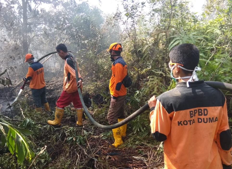  Tim BPBD, TNI, Polri dan Manggala Agni terus berupaya memadamkan kebakaran di Kelurahan Teluk Makmur Kecamatan Medang Kampai
